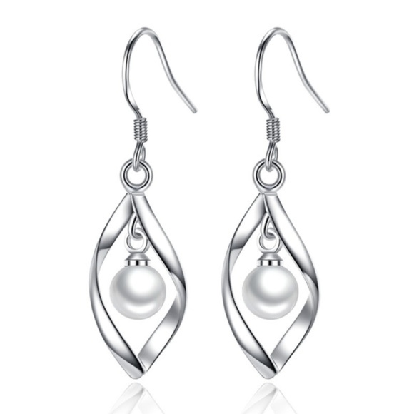 Jewelry - ❤️4 for $20 Sale❤️ Silver Pearl Dangle Earrings